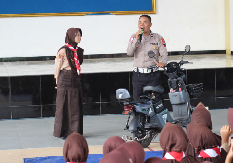 Unit Kamsel Satlantas Polres Purbalingga memberikan sosialisasi Kamseltibcarlantas kepada ratusan siswa SMP Negeri 1 Padamara, Jumat 17 April 2026.