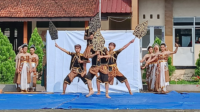Siswa kelas 9 SMP Negeri 2 Purbalingga menyelesaikan ujian performa mata pelajaran seni budaya, di sekolah setempat, Sabtu 18 April 2026