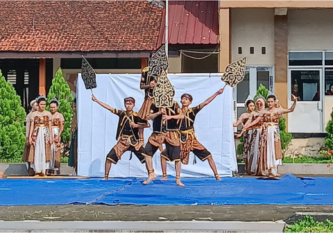 Siswa kelas 9 SMP Negeri 2 Purbalingga menyelesaikan ujian performa mata pelajaran seni budaya, di sekolah setempat, Sabtu 18 April 2026