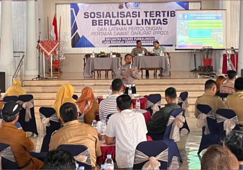 Sosialisasi tertib berlalu lintas serta pelatihan Pertolongan Pertama Gawat Darurat (PPGD) oleh Satlantas Polres Purbalingga bekerjasama dengan Jasa Raharja Cabang Purwokerto dan RS Orthopaedi Purwokerto di Hall Kraca Bungur Taman Wisata Purbasari Pancuran Mas, Selasa 28 April 2026