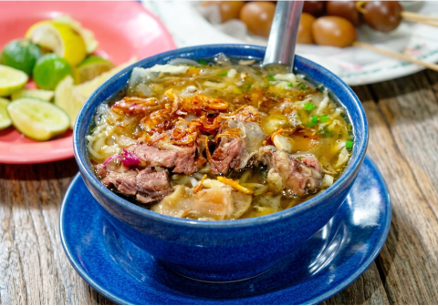 Berbeda dengan soto biasa, hidangan ini menggunakan daging kerbau yang terkenal rendah kolesterol.