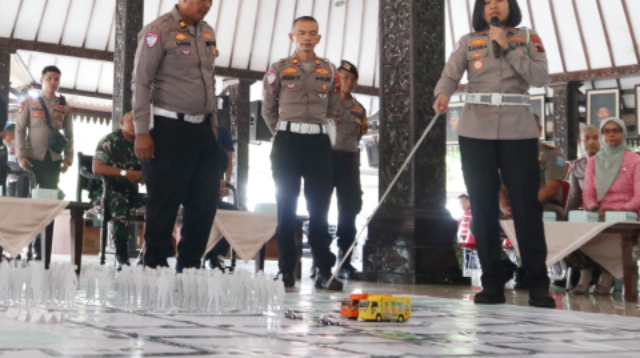 Tactical Floor Game (TFG) dalam rangka memperkuat kesiapan pelayanan pengamanan humanis guna menjaga stabilitas keamanan daerah di Pendopo Dipokusumo, Selasa 21 April 2026.