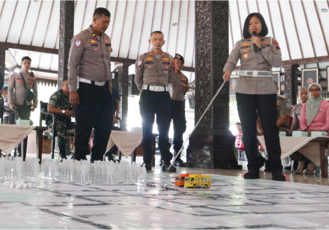 Tactical Floor Game (TFG) dalam rangka memperkuat kesiapan pelayanan pengamanan humanis guna menjaga stabilitas keamanan daerah di Pendopo Dipokusumo, Selasa 21 April 2026.
