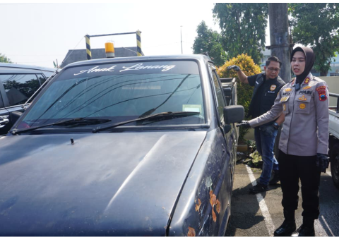 Kapolres Purbalingga AKBP Anita Indah Setyaningrum menunjukan kendaraan roda empat yang telah dimodifikasi tangkinya saat konferensi pers kasus penyalahgunaan gas LPG dan BBM subsidi pemerintah di Mapolres Purbalingga, Kamis 16 April 2026 pagi.