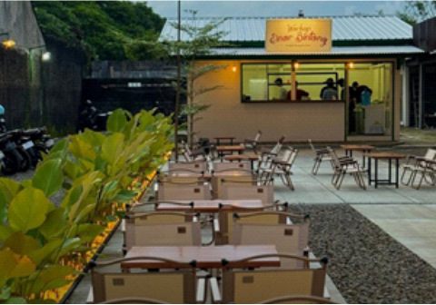 Area outdoor luas di Warkop Sinar Bintang. Sumber foto: instagram.com/warkopsinarbintang.pwt.