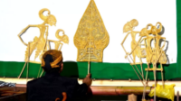 Berbeda dari daerah lain, kerajinan Wayang Suket Purbalingga ini menggunakan bahan baku rumput kasuran yang tumbuh secara khusus.
