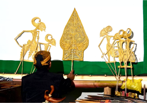 Berbeda dari daerah lain, kerajinan Wayang Suket Purbalingga ini menggunakan bahan baku rumput kasuran yang tumbuh secara khusus.