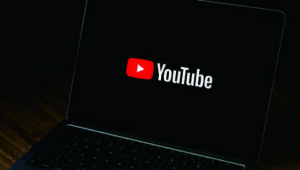 Fitur pencarian baru bertajuk "Ask YouTube" yang memanfaatkan teknologi kecerdasan artifisial (AI) generatif.