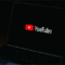 Fitur pencarian baru bertajuk "Ask YouTube" yang memanfaatkan teknologi kecerdasan artifisial (AI) generatif.