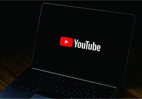 Fitur pencarian baru bertajuk "Ask YouTube" yang memanfaatkan teknologi kecerdasan artifisial (AI) generatif.
