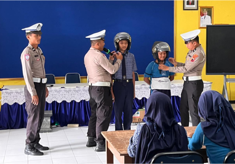 Unit Kamsel Satlantas Polres Purbalingga menggelar sosialisasi Keselamatan, Ketertiban, dan Kelancaran Lalu Lintas (Kamseltibcarlantas) di SMP Negeri 1 Padamara, Rabu 15 April 2026 Unit Kamsel Satlantas Polres Purbalingga menggelar sosialisasi Keselamatan, Ketertiban, dan Kelancaran Lalu Lintas (Kamseltibcarlantas) di SMP Negeri 1 Padamara, Rabu 15 April 2026