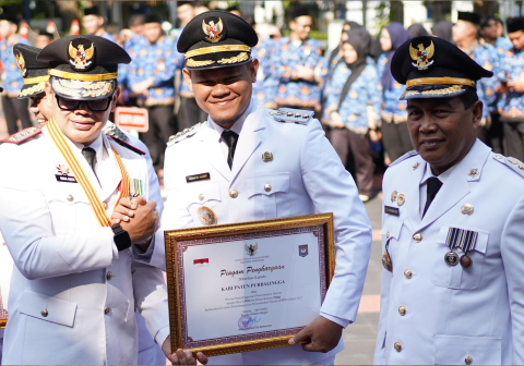 Bupati Purbaingga Fahmi Muhammad Hanif (tengah) menerima langsung penghargaan peringkat ke-14 nasional untuk kategori pemerintah kabupaten dengan status kinerja tinggi dari Wakil Menteri Dalam Negeri, Bima Arya Sugiarto saat Upacara Peringatan Hari Otonomi Daerah ke-30 Tahun 2026 di Plaza Kemendagri, Jakarta, Senin 27 April 2026. Foto: Prokompim Setda Purbalingga