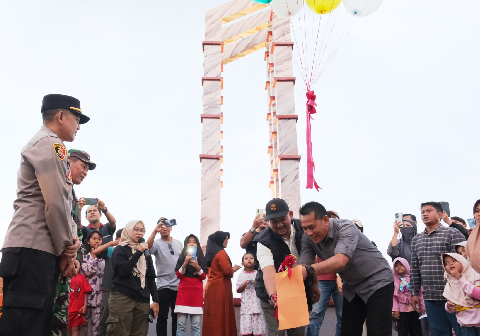 Proyek revitalisasi Alun-Alun Kecamatan Mogamenjadi bukti kuatnya rasa kebersamaan serta kepedulian masyarakat terhadap lingkungan sekitar. Proyek revitalisasi Alun-Alun Kecamatan Mogamenjadi bukti kuatnya rasa kebersamaan serta kepedulian masyarakat terhadap lingkungan sekitar.