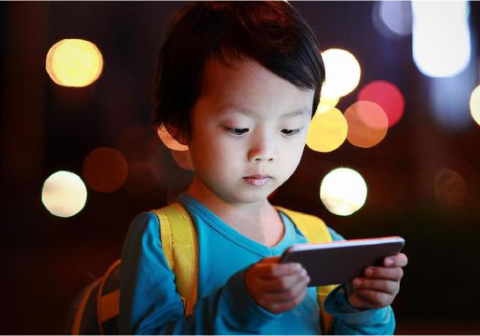 Fenomena ketergantungan gawai pada anak usia dini kini mencapai level yang cukup mengkhawatirkan