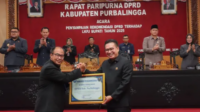 Ketua DPRD Purbalingga, HR Bambang Irawan menerima penghargaan dari Badan Narkotika Nasional (BNN) Kabupaten Purbalingga atas komitmen DPRD Kabupaten Purbalingga mewujudkan lingkungan bersih narkoba.