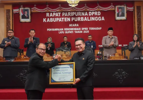 Ketua DPRD Purbalingga, HR Bambang Irawan menerima penghargaan dari Badan Narkotika Nasional (BNN) Kabupaten Purbalingga atas komitmen DPRD Kabupaten Purbalingga mewujudkan lingkungan bersih narkoba.