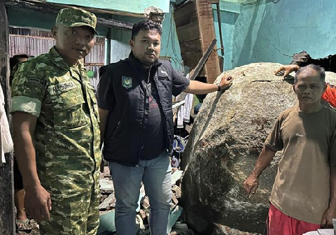 Peristiwa mencekam pada Kamis 14 Mei 2026 malam, sekitar pukul 21.44 WIB, sebongkah batu berdiameter lebih dari 2,5 meter menerjang rumah warga di Dukuh Pejarakan, Desa Wisnu, Kecamatan Watukumpul, Pemalang.