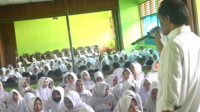 Anggota Badan Pengawas Pemilihan Umum (Bawaslu) Kabupaten Purbalingga, Teguh Irawanto, memberikan edukasi kepada sSekitar 300 siswa SMK Soedirman Purbalingga mengait peran strategis rakyat dalam mengawal kedaulatan, Rabu 6 Mei 2026.