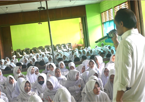 Anggota Badan Pengawas Pemilihan Umum (Bawaslu) Kabupaten Purbalingga, Teguh Irawanto, memberikan edukasi kepada sSekitar 300 siswa SMK Soedirman Purbalingga mengait peran strategis rakyat dalam mengawal kedaulatan, Rabu 6 Mei 2026.