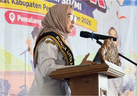 Noor Faizah Maenofie, Bunda Literasi Kabupaten Pemalang saat memberikan pesan kepada 50 peserta Lomba Bertutur bagi Siswa SD/MI tingkat kabupaten pada Rabu 6 Mei 2026.