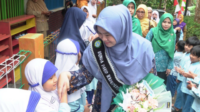 Bunda PAUD Syahzani Fahmi saat kunjungan perdana bertajuk "Tebar Cinta Bunda PAUD” di KB Mutiara Hati Kaligondang, Senin 4 Mei 2026