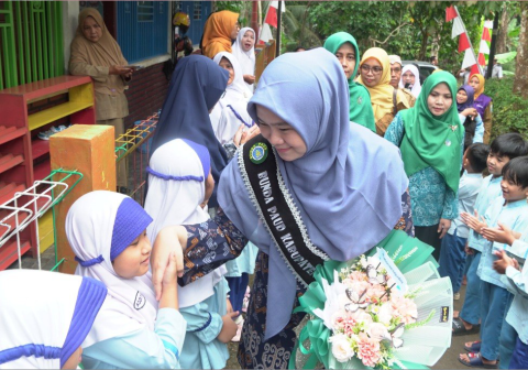 Bunda PAUD Syahzani Fahmi saat kunjungan perdana bertajuk "Tebar Cinta Bunda PAUD” di KB Mutiara Hati Kaligondang, Senin 4 Mei 2026