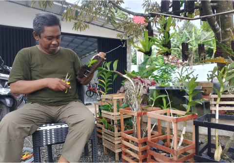 Azan Hendarto Sutanto menyalurkan hobi merawat bunga anggrek di tempat tinggalnya di Desa Mangunegara Kecamatan Mrebet, Kabupaten Purbalingga.
