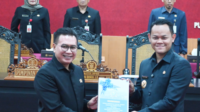 Ketua DPRD Purbalingga HR Bambang Irawan menerima Laporan Keterangan Pertanggungjawaban (LKPj) Bupati Tahun 2025 dari Bupati Purbalingga, Fahmi Muhammad Hanif,saat Rapat Paripurna dengan agenda Penyampaian Rekomendasi DPRD terhadap LKPj Bupati Tahun 2025, di Ruang Rapat DPRD, Senin, 4 Mei 2026.