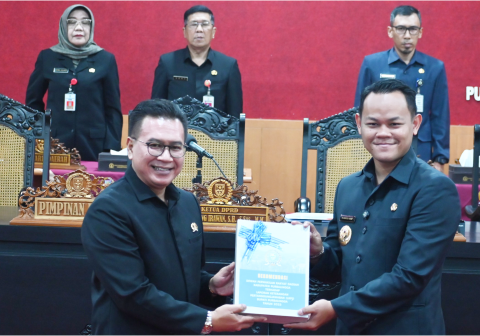 Ketua DPRD Purbalingga HR Bambang Irawan menerima Laporan Keterangan Pertanggungjawaban (LKPj) Bupati Tahun 2025 dari Bupati Purbalingga, Fahmi Muhammad Hanif,saat Rapat Paripurna dengan agenda Penyampaian Rekomendasi DPRD terhadap LKPj Bupati Tahun 2025, di Ruang Rapat DPRD, Senin, 4 Mei 2026.