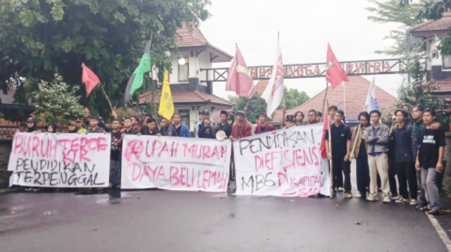 Aliansi Baralingga menggelar mimbar bebas meski hujan deras mengguyur kawasan depan Pendopo Dipokusumo Purbalingga, Sabtu 2 Mei 2026.