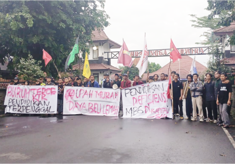 Aliansi Baralingga menggelar mimbar bebas meski hujan deras mengguyur kawasan depan Pendopo Dipokusumo Purbalingga, Sabtu 2 Mei 2026.
