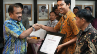 Penyerahan piagam program Desa Cinta Statistik (Desa Cantik) Tahun 2026 oleh Bupati Pemalang, Anom Widiyantoro, kepada perwakilan Desa Banjardawa, Desa Bulakan, dan Kelurahan Bojongbata.