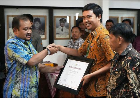 Penyerahan piagam program Desa Cinta Statistik (Desa Cantik) Tahun 2026 oleh Bupati Pemalang, Anom Widiyantoro, kepada perwakilan Desa Banjardawa, Desa Bulakan, dan Kelurahan Bojongbata.