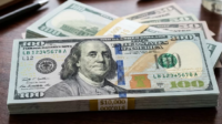 Nilai tukar rupiah mengakhiri perdagangan pekan ini pada zona merah terhadap dolar Amerika Serikat (AS)
