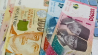 Mata uang rupiah mengalami tekanan hebat terhadap dolar Amerika Serikat maupun dolar Singapura sepanjang hari ini.