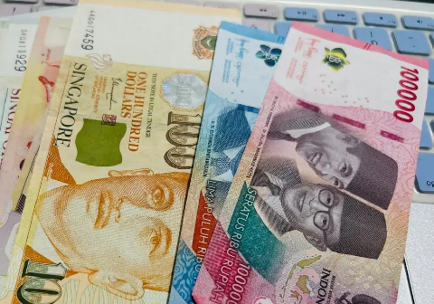 Mata uang rupiah mengalami tekanan hebat terhadap dolar Amerika Serikat maupun dolar Singapura sepanjang hari ini. Mata uang rupiah mengalami tekanan hebat terhadap dolar Amerika Serikat maupun dolar Singapura sepanjang hari ini.