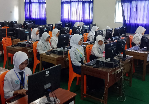 Peserta mengikuti mata lomba menulis ceria dalam Festival Lomba Seni dan Sastra Siswa Nasional (FLS3N) Jenjang SMP Kabupaten Purbalingga Tahun 2026 di SMP Negeri 1 Kalimanah, Senin 18 Mei 2026.