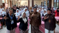 Kepala Bidang Pembinaan SMP Dindikbud Kabupaten Purbalingga, Priyanto, mewakili Kepala Dindikbud Kabupaten Purbalingga Heru Sri Wibowo usai membuka Festival Lomba Seni dan Sastra Siswa Nasional (FLS3N) Jenjang SMP Kabupaten Purbalingga Tahun 2026 di SMP Negeri 1 Kalimanah, Senin 18 Mei 2026.