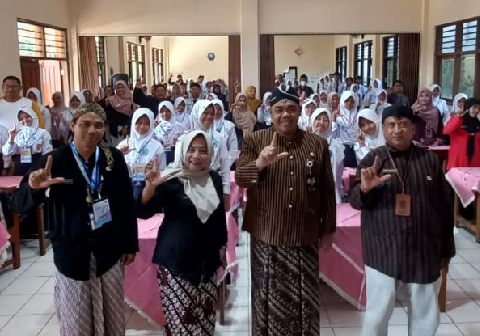 Kepala Bidang Pembinaan SMP Dindikbud Kabupaten Purbalingga, Priyanto, mewakili Kepala Dindikbud Kabupaten Purbalingga Heru Sri Wibowo usai membuka Festival Lomba Seni dan Sastra Siswa Nasional (FLS3N) Jenjang SMP Kabupaten Purbalingga Tahun 2026 di SMP Negeri 1 Kalimanah, Senin 18 Mei 2026. Kepala Bidang Pembinaan SMP Dindikbud Kabupaten Purbalingga, Priyanto, mewakili Kepala Dindikbud Kabupaten Purbalingga Heru Sri Wibowo usai membuka Festival Lomba Seni dan Sastra Siswa Nasional (FLS3N) Jenjang SMP Kabupaten Purbalingga Tahun 2026 di SMP Negeri 1 Kalimanah, Senin 18 Mei 2026.