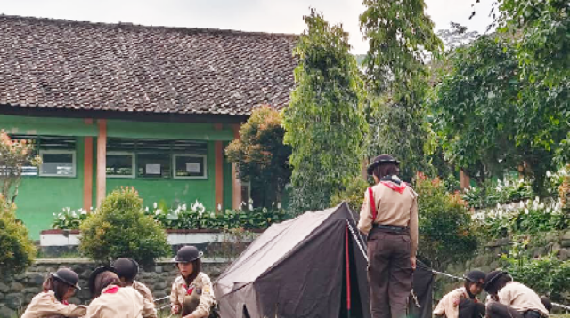Pramuka Penggalang SMP Negeri 1 Karangreja mengikuti Gladian Pimpinan Regu (Gladian Pinru)