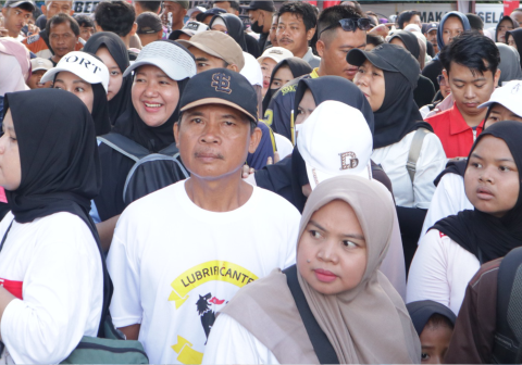 Ribuan buruh beserta keluarga yang memeriahkan peringatan Hari Buruh Internasional (May Day) 2026 di Kabupaten Purbalingga melalui kegiatan jalan sehat yang terpusat di Purbasari Pancuran Mas Jumat, 1 Mei 2026.