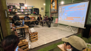 Diskusi Komunitas Historia Perwira yang diskusi bertajuk ‘Purbalingga, Tempat Lahir Para Perwira’ berlangsung hangat melibatkan puluhan peserta dari berbagai kalangan, mulai dari pelajar hingga masyarakat umum, di Kedai Pojok, Taman Kota Usman Janatin, Jumat 01 Mei 2026