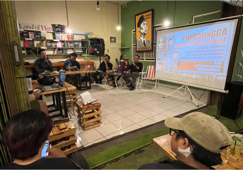 Diskusi Komunitas Historia Perwira yang diskusi bertajuk ‘Purbalingga, Tempat Lahir Para Perwira’ berlangsung hangat melibatkan puluhan peserta dari berbagai kalangan, mulai dari pelajar hingga masyarakat umum, di Kedai Pojok, Taman Kota Usman Janatin, Jumat 01 Mei 2026