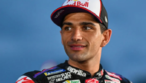 Jorge Martin berhasil mengukir sejarah baru sebagai pembalap dengan catatan kelajuan tertinggi sepanjang masa. Penunggang motor pabrikan Aprilia tersebut menembus angka 368,6 km/jam saat melintasi trek lurus paling ikonik dalam kalender balap dunia.