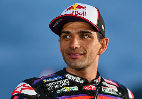 Jorge Martin berhasil mengukir sejarah baru sebagai pembalap dengan catatan kelajuan tertinggi sepanjang masa. Penunggang motor pabrikan Aprilia tersebut menembus angka 368,6 km/jam saat melintasi trek lurus paling ikonik dalam kalender balap dunia. Jorge Martin berhasil mengukir sejarah baru sebagai pembalap dengan catatan kelajuan tertinggi sepanjang masa. Penunggang motor pabrikan Aprilia tersebut menembus angka 368,6 km/jam saat melintasi trek lurus paling ikonik dalam kalender balap dunia.