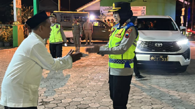 Kapolres Purbalingga AKBP Anita Indah Setyaningrum memimpin langsung patroli gabungan skala besar guna menciptakan situasi keamanan dan ketertiban masyarakat menjelang malam takbir Iduladha 1447 Hijriah.