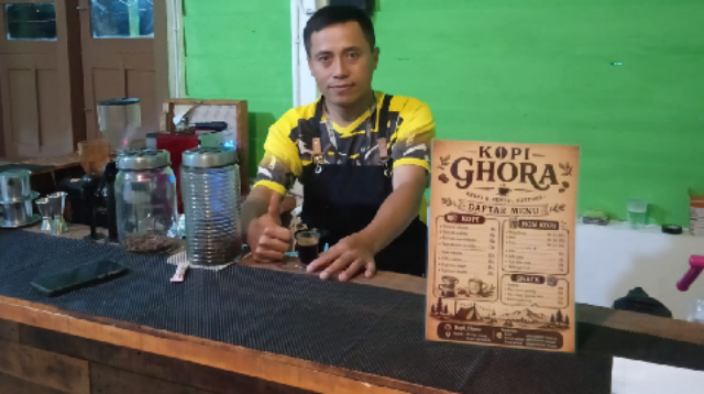 Barista Kedai Kopi Ghora di Wisma Perhutani Desa Serang, Kecamatan Karangreja, Sutikno, siap menyambut masyarakat Purbalingga pencinta minuman kopi dan wisatawan yang sedang berkunjung ke Purbalingga. Foto: Kedai Kopi Ghora