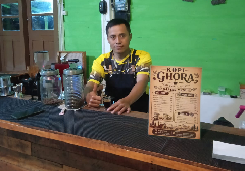 Barista Kedai Kopi Ghora di Wisma Perhutani Desa Serang, Kecamatan Karangreja, Sutikno, siap menyambut masyarakat Purbalingga pencinta minuman kopi dan wisatawan yang sedang berkunjung ke Purbalingga. Foto: Kedai Kopi Ghora