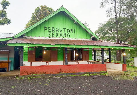Kedai Kopi Ghora yang memilih lokasi strategis di Wisma Perhutani Desa Serang, Kecamatan Karangreja.