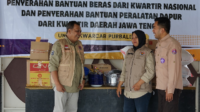 Wakil Ketua Bidang Pengabdian Masyarakat (Abdimas) Kwarcab Purbalingga, Prayitno, menyambut langsung penyerahan bantuan oleh Andalan Daerah Urusan Abdimas Kwarda Jawa Tengah, Shintya.